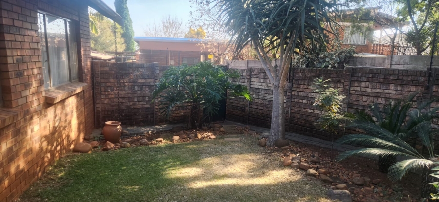 2 Bedroom Property for Sale in Die Hoewes Gauteng