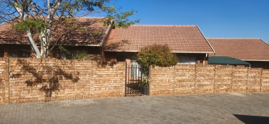 2 Bedroom Property for Sale in Die Hoewes Gauteng