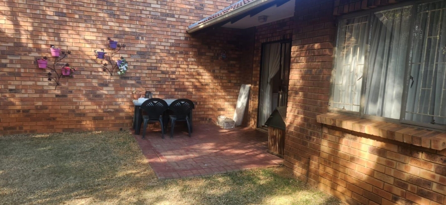 2 Bedroom Property for Sale in Die Hoewes Gauteng