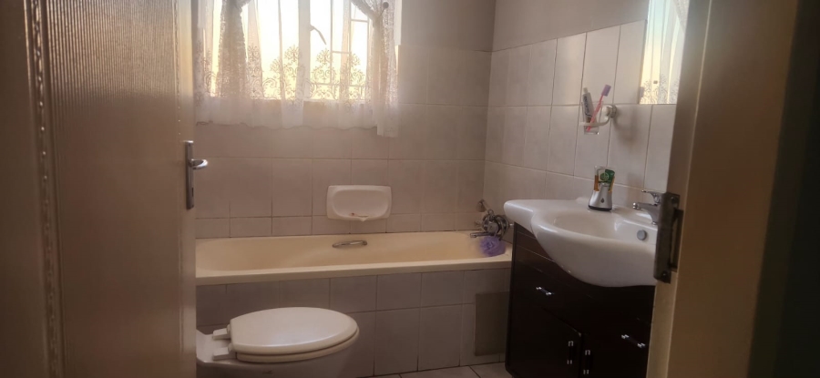 2 Bedroom Property for Sale in Die Hoewes Gauteng