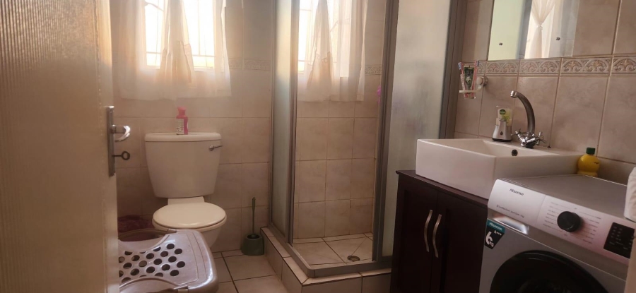 2 Bedroom Property for Sale in Die Hoewes Gauteng