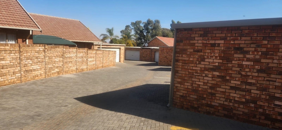 2 Bedroom Property for Sale in Die Hoewes Gauteng