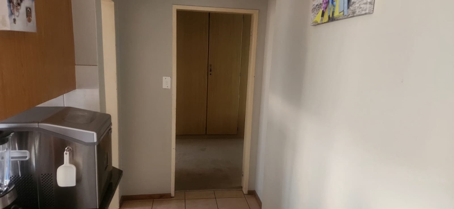 2 Bedroom Property for Sale in Die Hoewes Gauteng