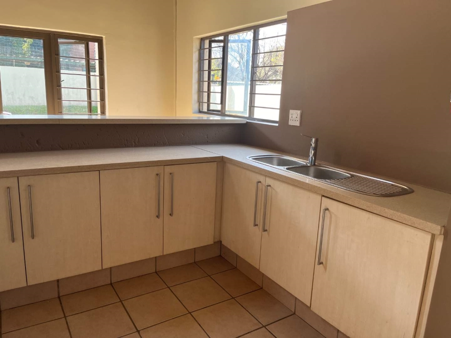 To Let 1 Bedroom Property for Rent in Pineslopes Gauteng