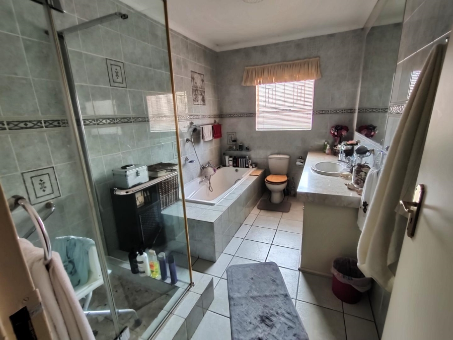 4 Bedroom Property for Sale in Rant En Dal Gauteng