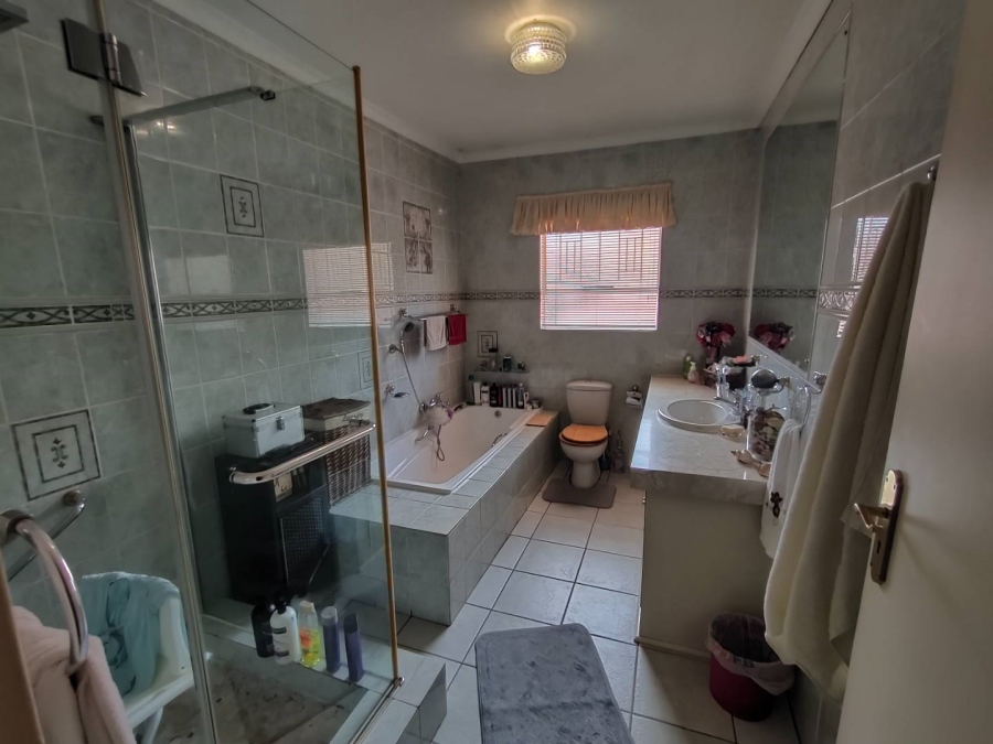 4 Bedroom Property for Sale in Rant En Dal Gauteng