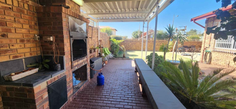 3 Bedroom Property for Sale in New Redruth Gauteng