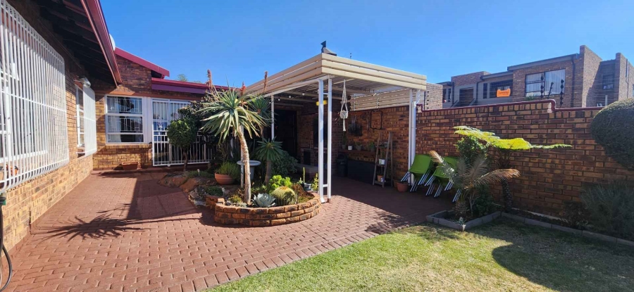 3 Bedroom Property for Sale in New Redruth Gauteng