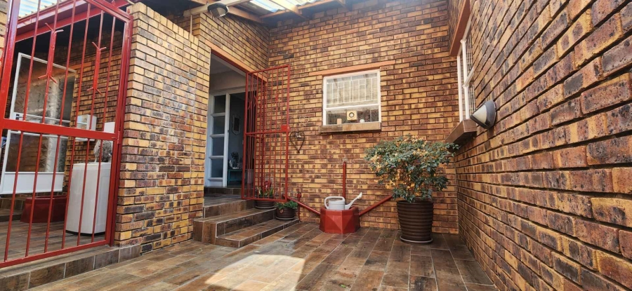 3 Bedroom Property for Sale in New Redruth Gauteng