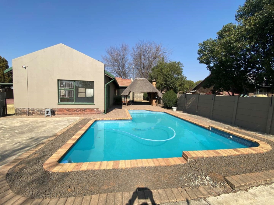 3 Bedroom Property for Sale in Brackendowns Gauteng