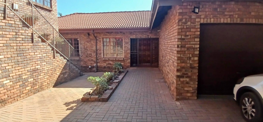 To Let 4 Bedroom Property for Rent in Magalieskruin Gauteng