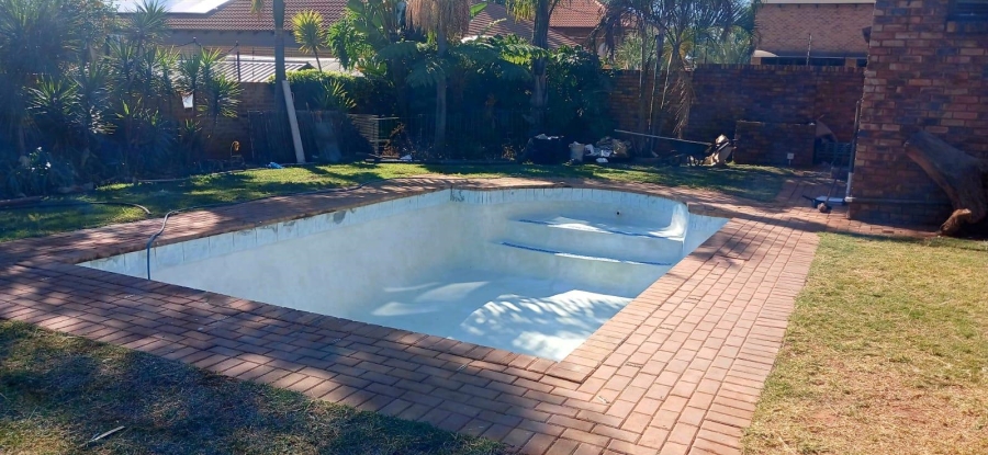 To Let 4 Bedroom Property for Rent in Magalieskruin Gauteng