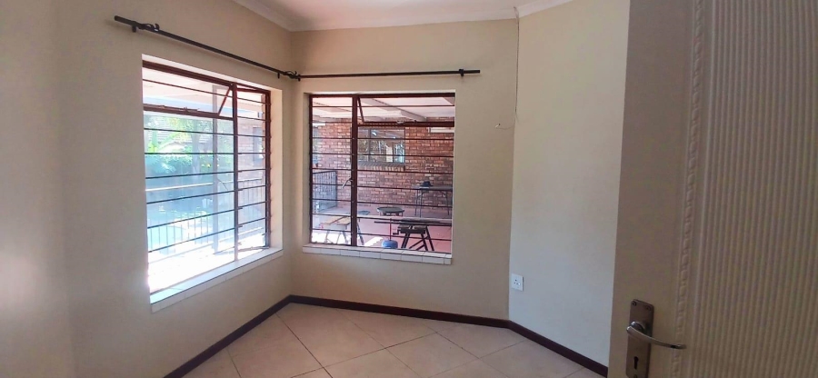 To Let 4 Bedroom Property for Rent in Magalieskruin Gauteng