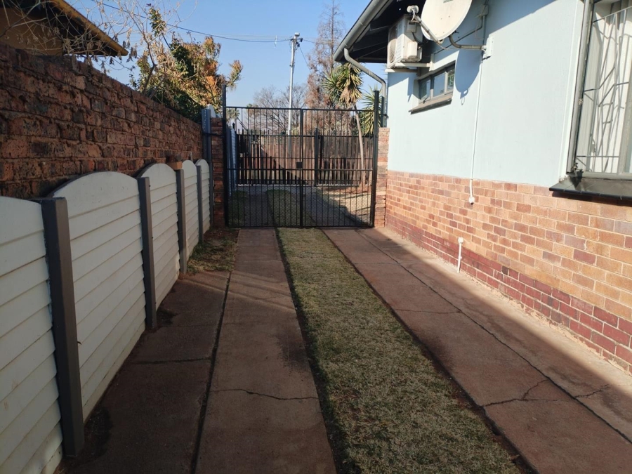 To Let 1 Bedroom Property for Rent in Booysens Gauteng