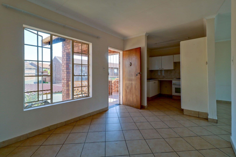 To Let 2 Bedroom Property for Rent in Faerie Glen Gauteng