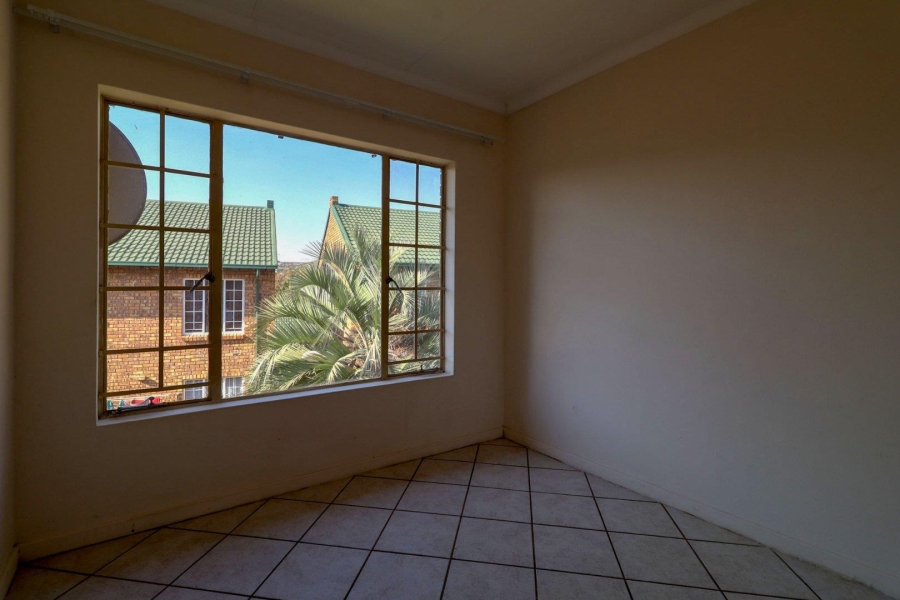 To Let 2 Bedroom Property for Rent in Faerie Glen Gauteng