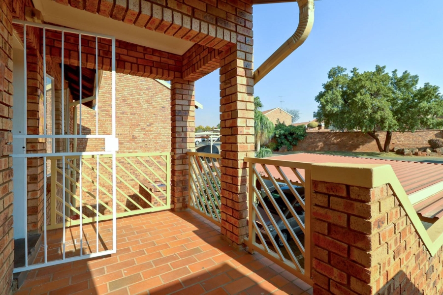 To Let 2 Bedroom Property for Rent in Faerie Glen Gauteng