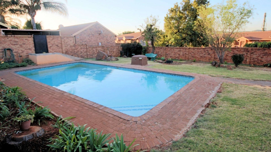 To Let 2 Bedroom Property for Rent in Faerie Glen Gauteng