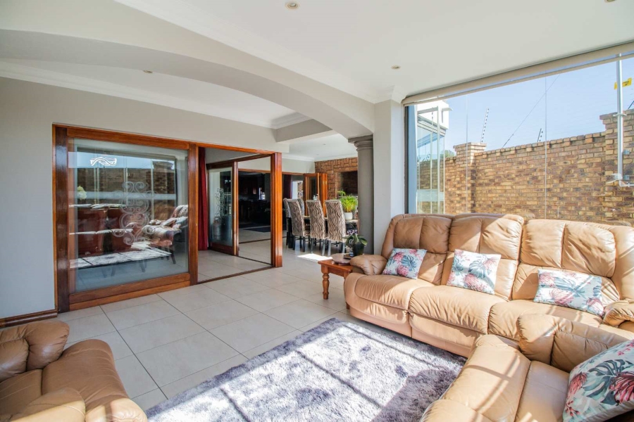 5 Bedroom Property for Sale in Beyerspark Gauteng