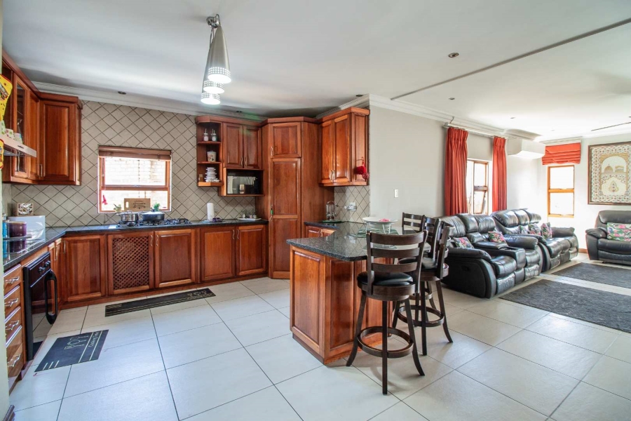 5 Bedroom Property for Sale in Beyerspark Gauteng