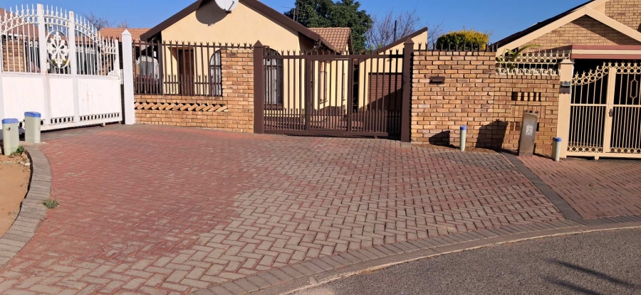 To Let 3 Bedroom Property for Rent in Morula View Gauteng