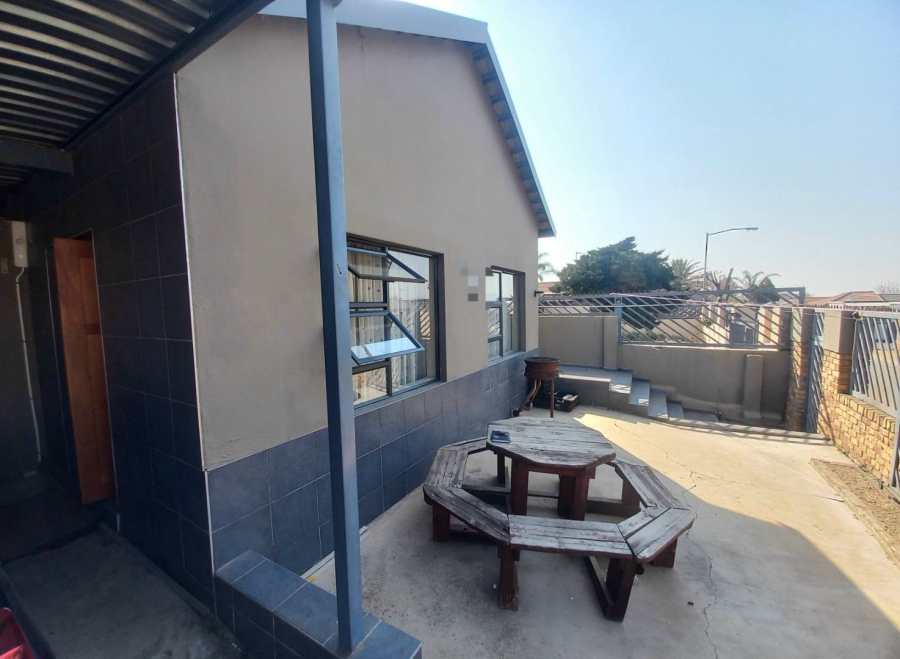 4 Bedroom Property for Sale in Lotus Gardens Gauteng