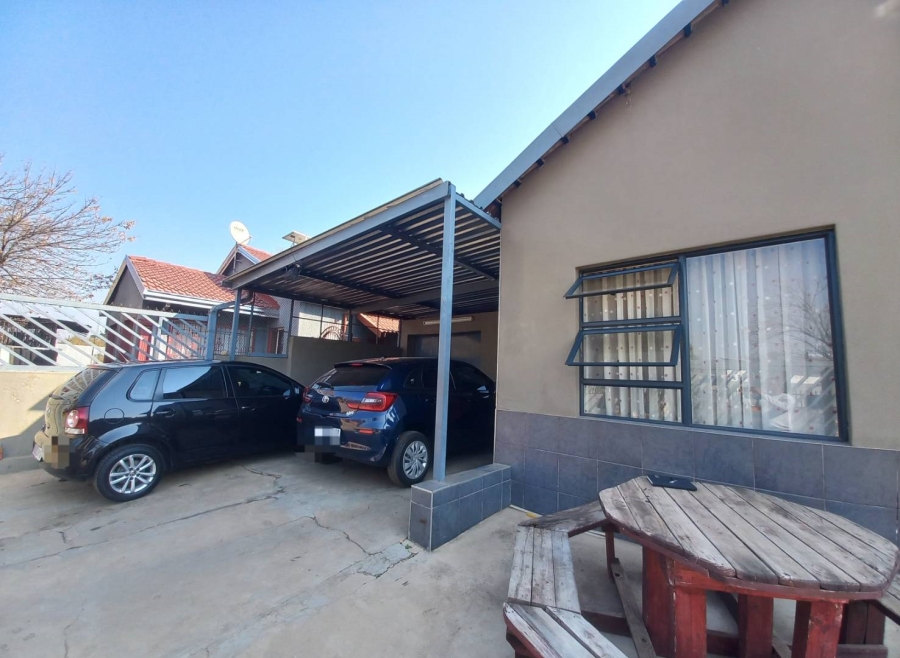 4 Bedroom Property for Sale in Lotus Gardens Gauteng