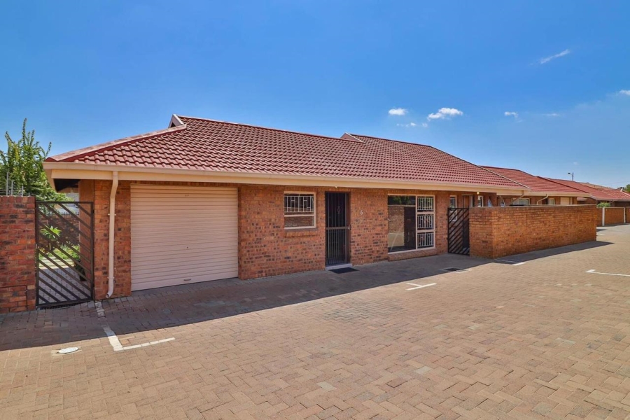 2 Bedroom Property for Sale in New Redruth Gauteng