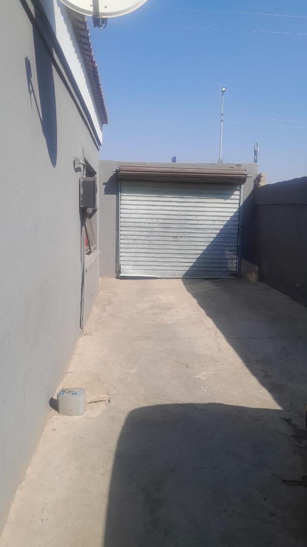 5 Bedroom Property for Sale in Molapo Gauteng