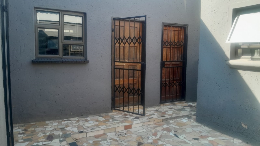 5 Bedroom Property for Sale in Molapo Gauteng