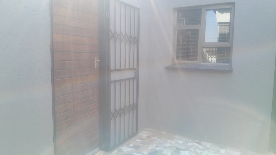 5 Bedroom Property for Sale in Molapo Gauteng