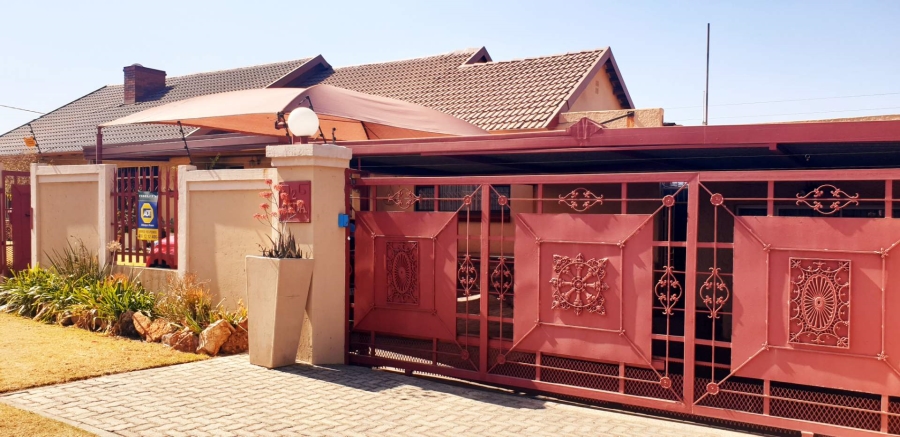 3 Bedroom Property for Sale in Linmeyer Gauteng