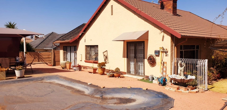 3 Bedroom Property for Sale in Linmeyer Gauteng