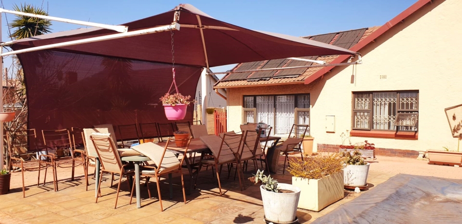 3 Bedroom Property for Sale in Linmeyer Gauteng