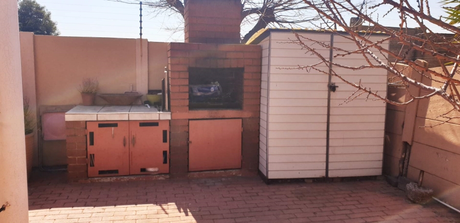 3 Bedroom Property for Sale in Linmeyer Gauteng