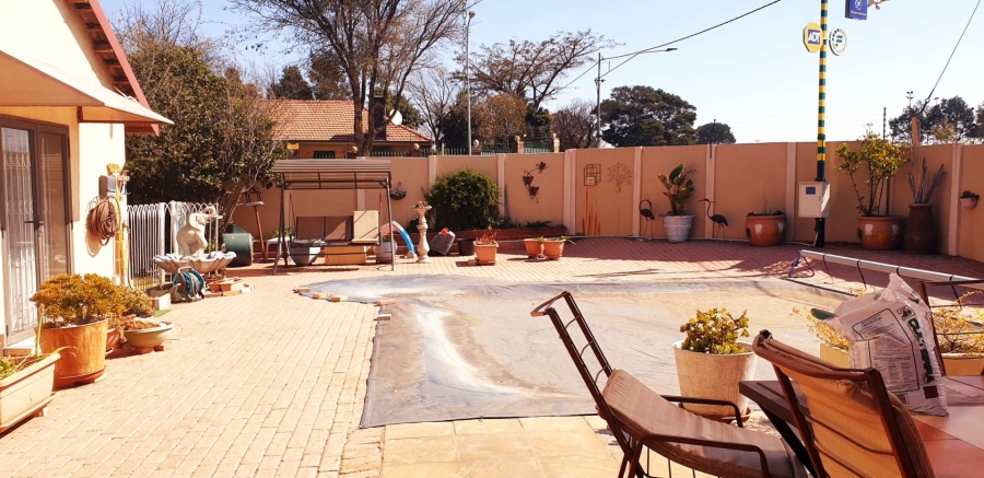 3 Bedroom Property for Sale in Linmeyer Gauteng