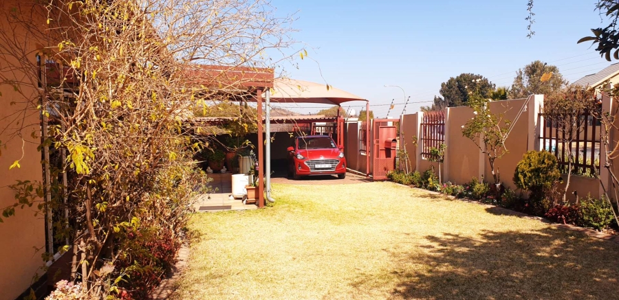 3 Bedroom Property for Sale in Linmeyer Gauteng