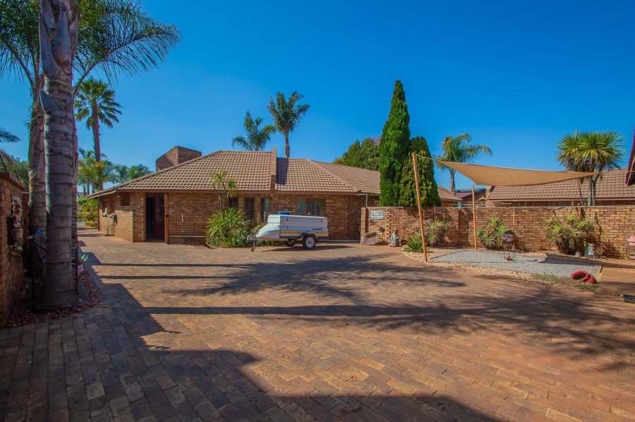 6 Bedroom Property for Sale in Noordheuwel Gauteng