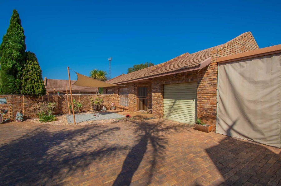 6 Bedroom Property for Sale in Noordheuwel Gauteng