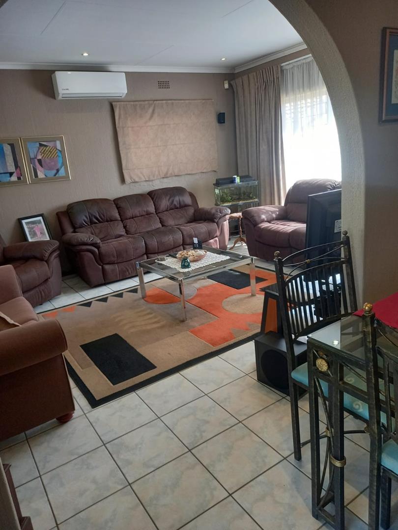 3 Bedroom Property for Sale in Oakdene Gauteng