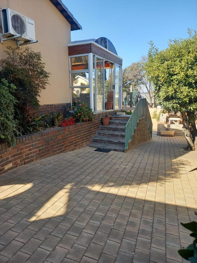 3 Bedroom Property for Sale in Oakdene Gauteng