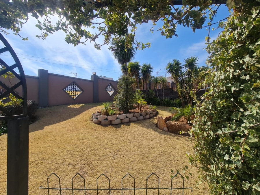 4 Bedroom Property for Sale in Linmeyer Gauteng