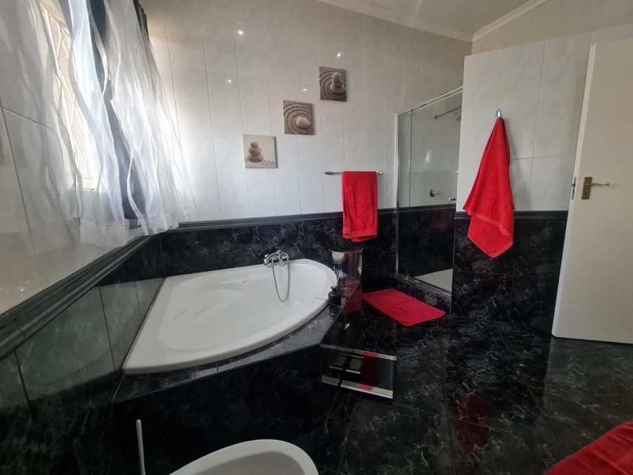 4 Bedroom Property for Sale in Linmeyer Gauteng