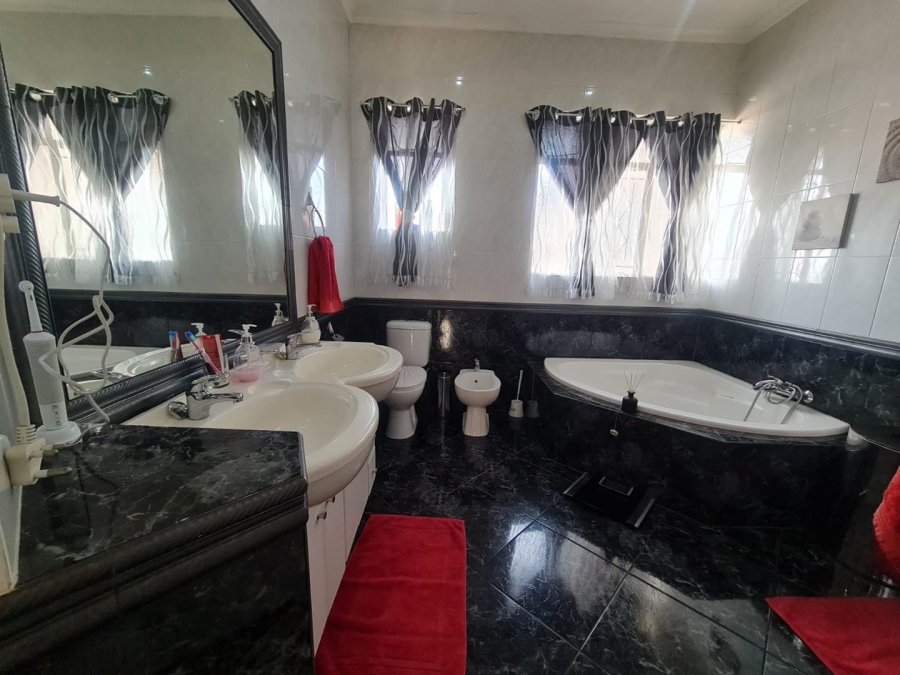 4 Bedroom Property for Sale in Linmeyer Gauteng