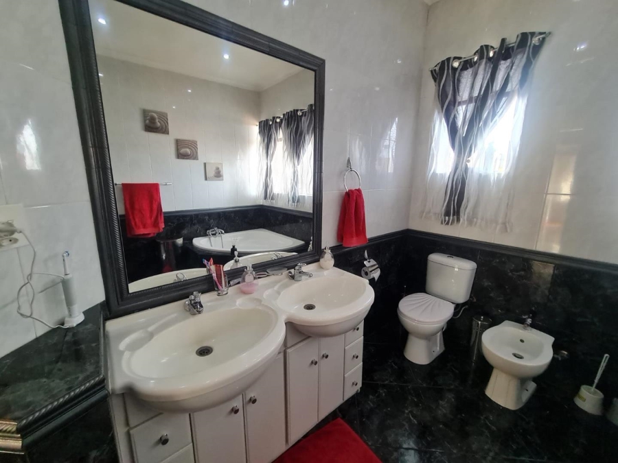 4 Bedroom Property for Sale in Linmeyer Gauteng