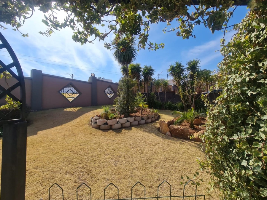 4 Bedroom Property for Sale in Linmeyer Gauteng