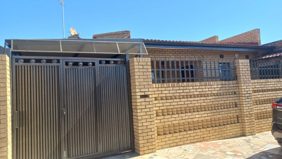 4 Bedroom Property for Sale in Diepkloof Gauteng