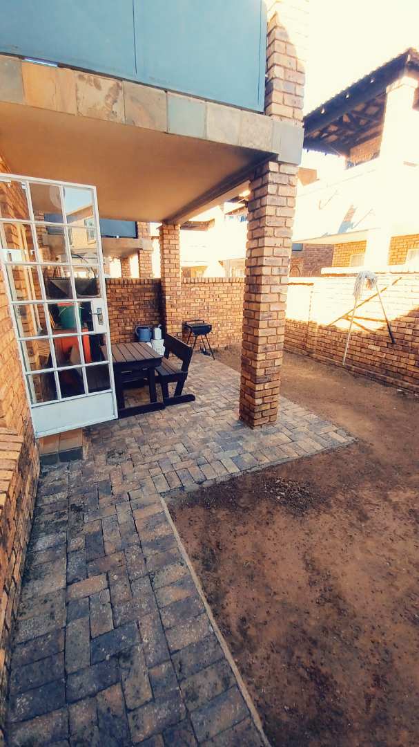 2 Bedroom Property for Sale in Andeon Gauteng