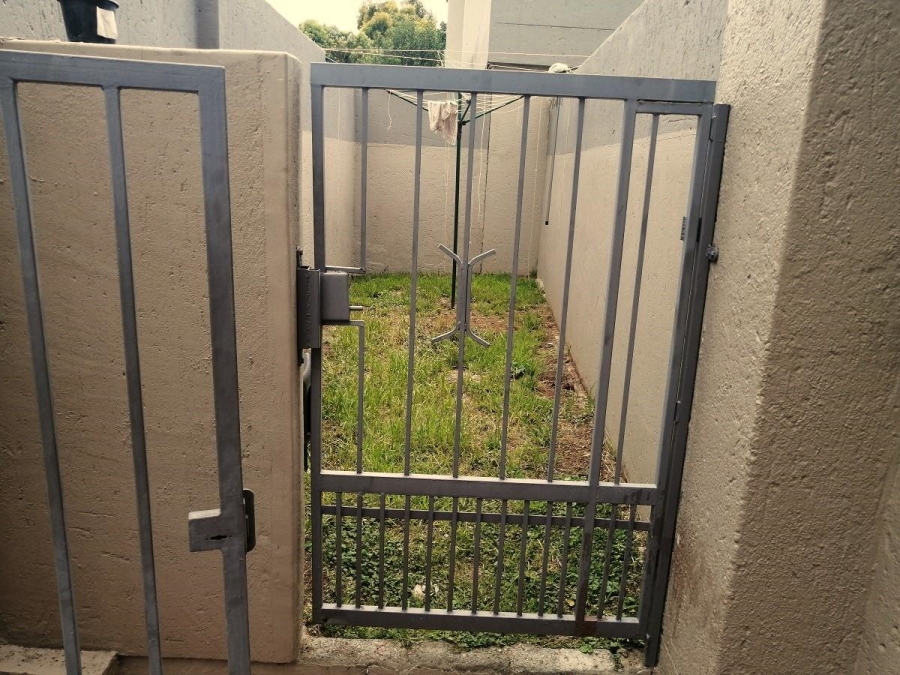 To Let 1 Bedroom Property for Rent in Morningside Manor Gauteng