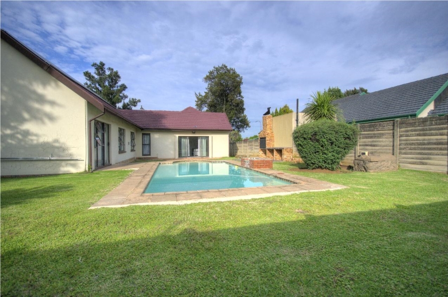 To Let 3 Bedroom Property for Rent in Brackendowns Gauteng